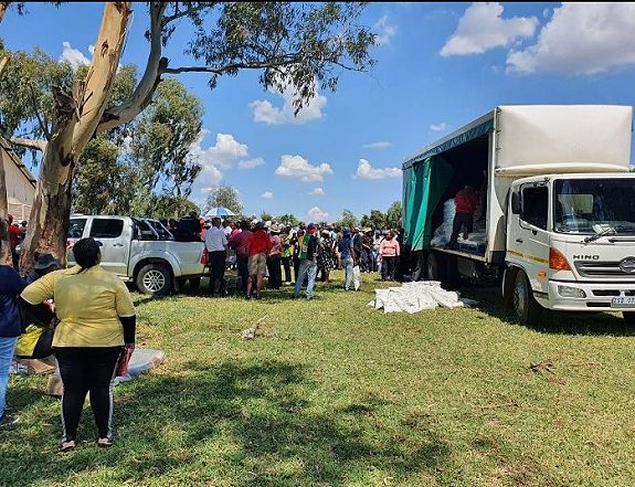 Fotoverslag | Bijbel- en maismeeluitreiking in Phumzile