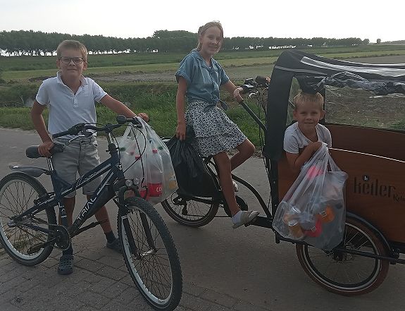 Met de bakfiets lege flessen ophalen